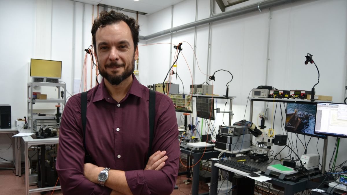 Andrés Castellanos-Gómez en su laboratorio.