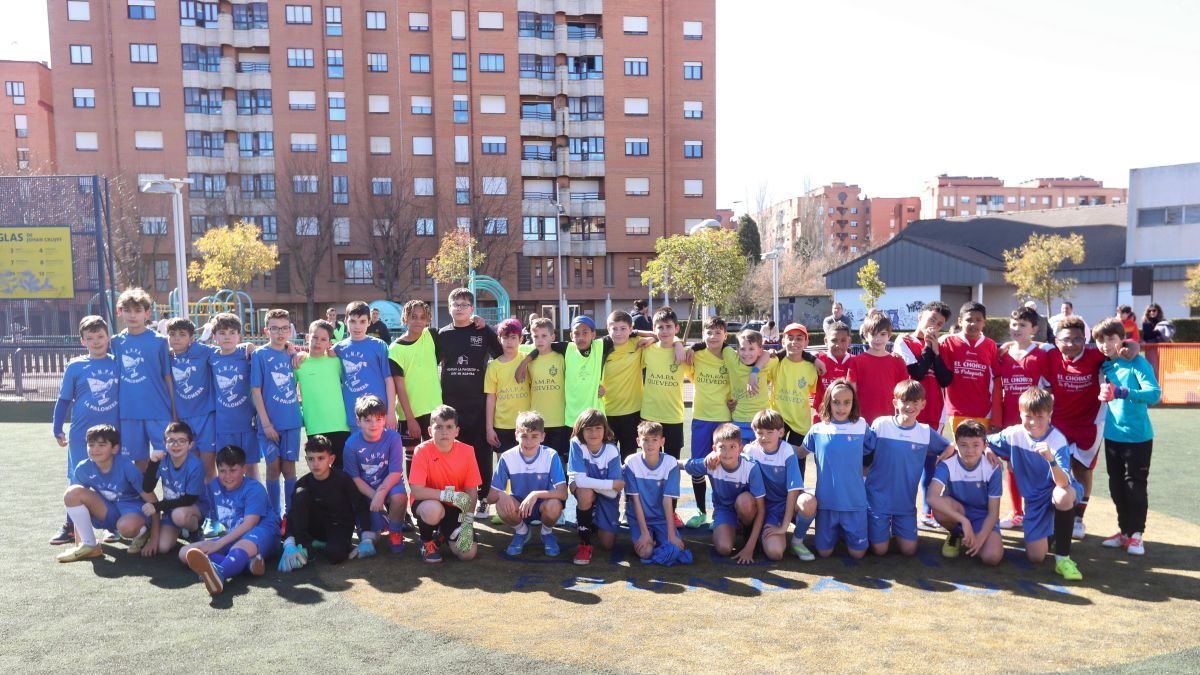 Los equipos de los colegios leoneses participantes, con el campeón Agustinos que posa con sus integrantes agachados a la derecha.
