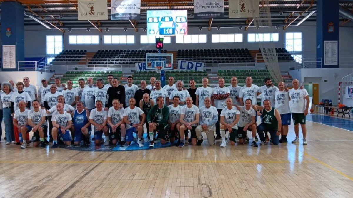 El día empezó con el duelo de veteranos, siguió con el recibimiento al equipo de 2ª FEB y acabó con el choque y con el homenaje a Urbano.