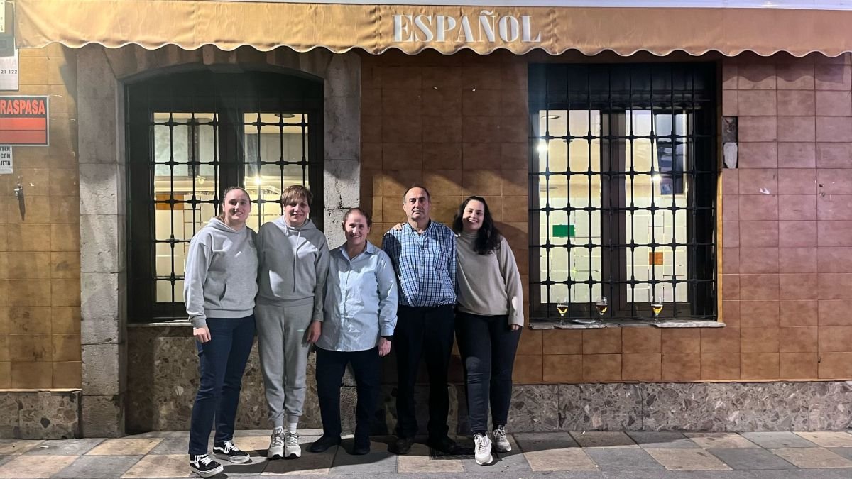 La familia y descendientes que han regentado el bar Español hasta su cierre anoche.