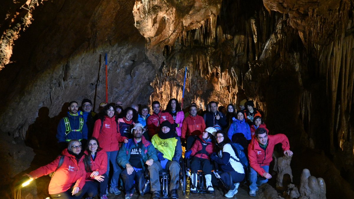 El grupo que ha marcado el hito de la ruta inclusiva en la Cueva de Valporquero.