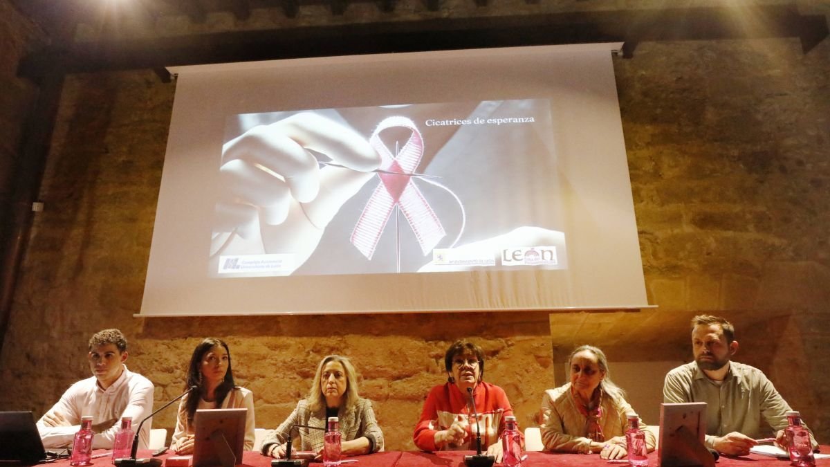 Participantes en la jornada sobre cirugía conservadora de mama en el Palacio Conde Luna. 