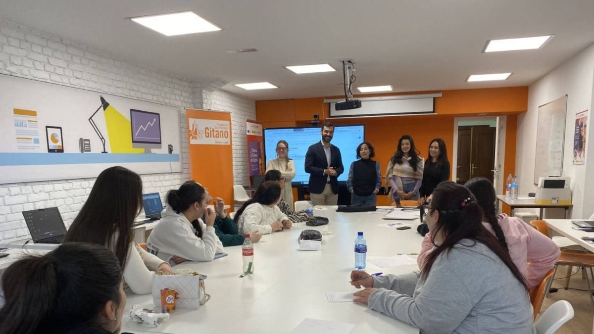 Visita de concejales del PP al Secretariado Gitano de León.