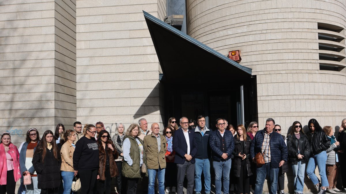 Momento del acto a las puertas del edificio Minero de Ponferrada.