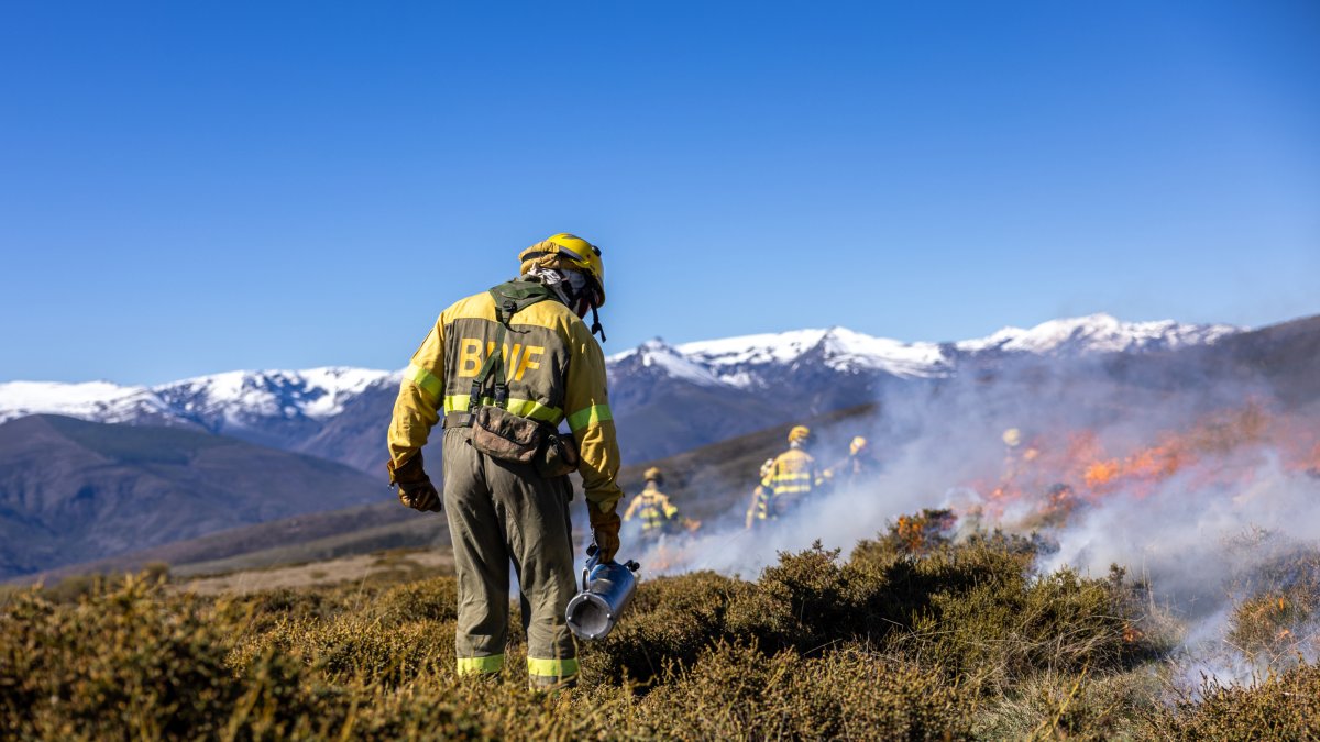 Miembros de la brigada de Tabuyo participaron en una quema controlada para probar los sensores que se instalarán en Las Médulas.