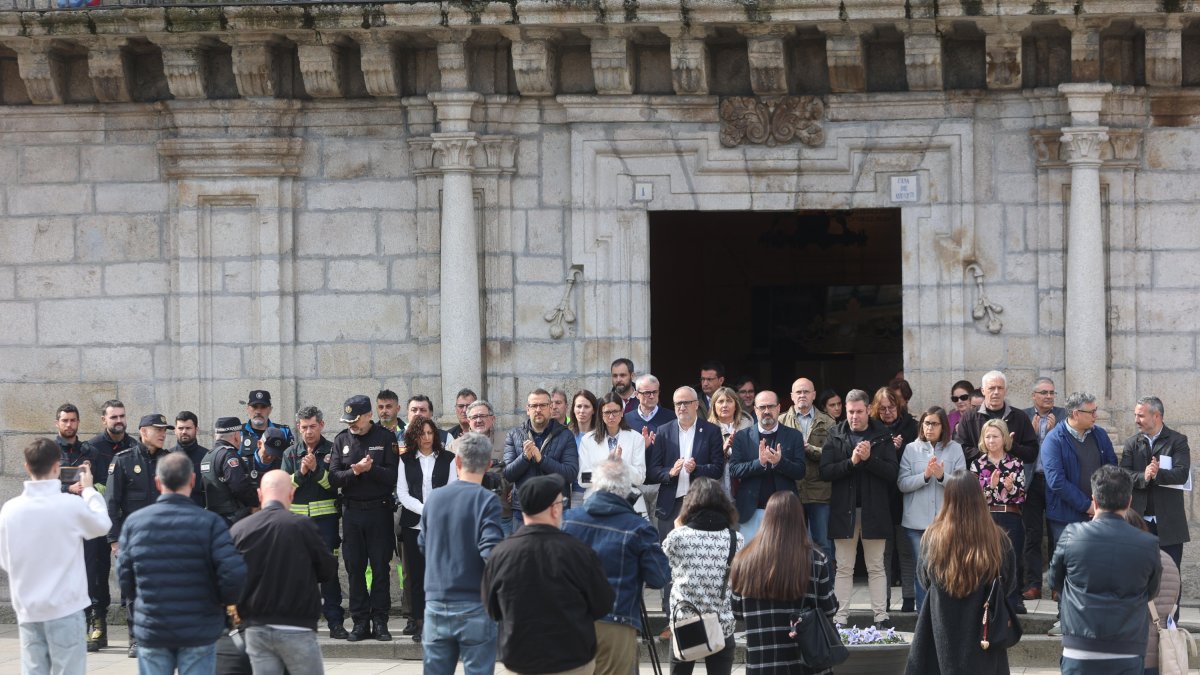 Imagen del minuto de silencio a las puertas del Ayuntamiento de Ponferrada.
