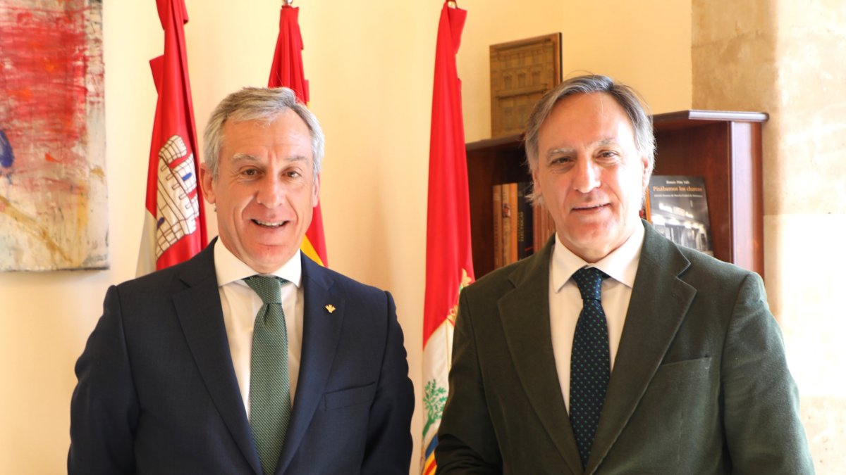El presidente de Eurocaja Rural (I) y el alcalde de Salamanca durante el encuentro mantenido.
