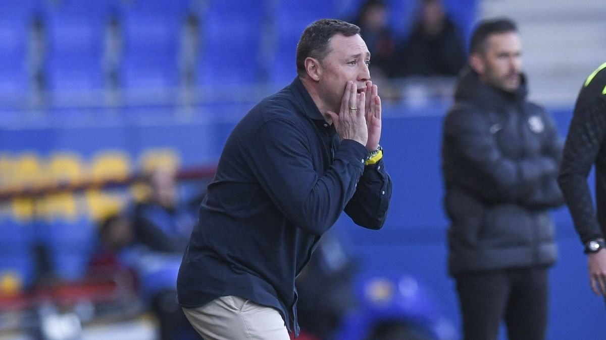 Llona da instrucciones a sus jugadores ante el Barcelona Atlètic en el Johan Cruyff.