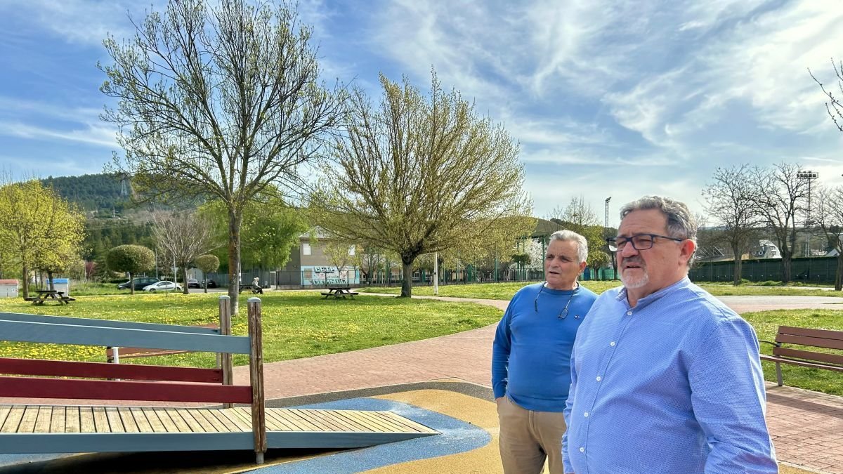 El concejal Carlos Fernández en el parque de Compostilla.