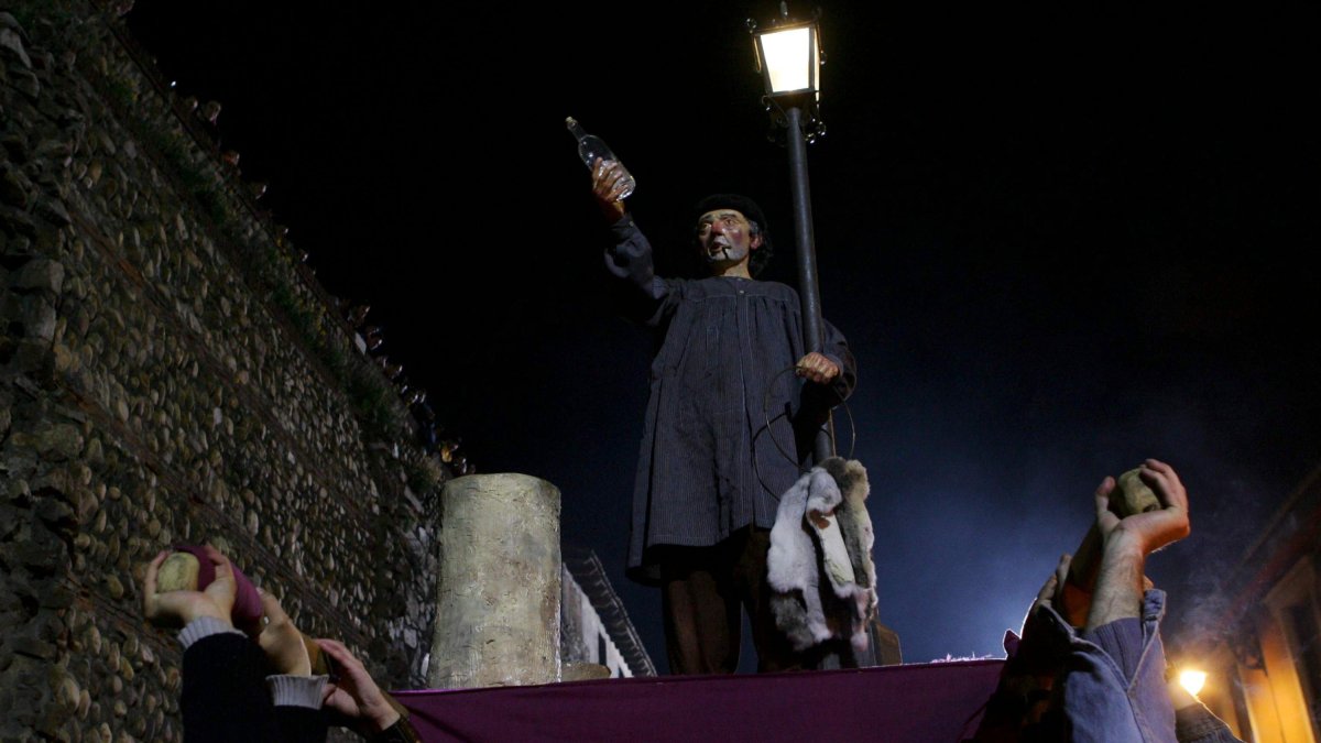 El paso de Genarín, al pie de la muralla, donde trepa el hermano colgador para depositar la ofrenda.