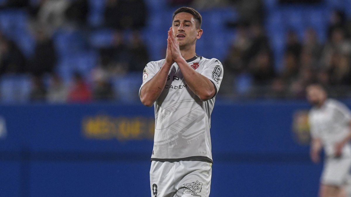Manu Justo se desespera tras fallar una clara ocasión de gol frente al Barcelona Atlètic, de las que no suele perdonar.