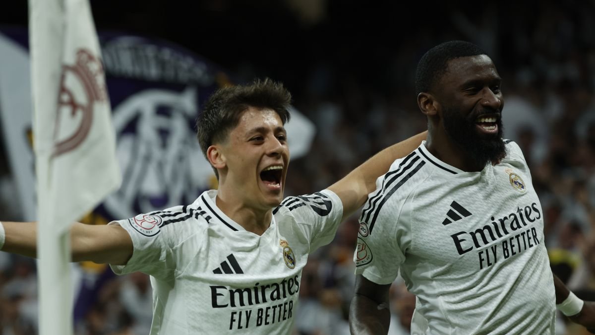Antonio Rüdiger celebra la clasificación del Madrid con Arda Guler tras marcar el cuarto gol.