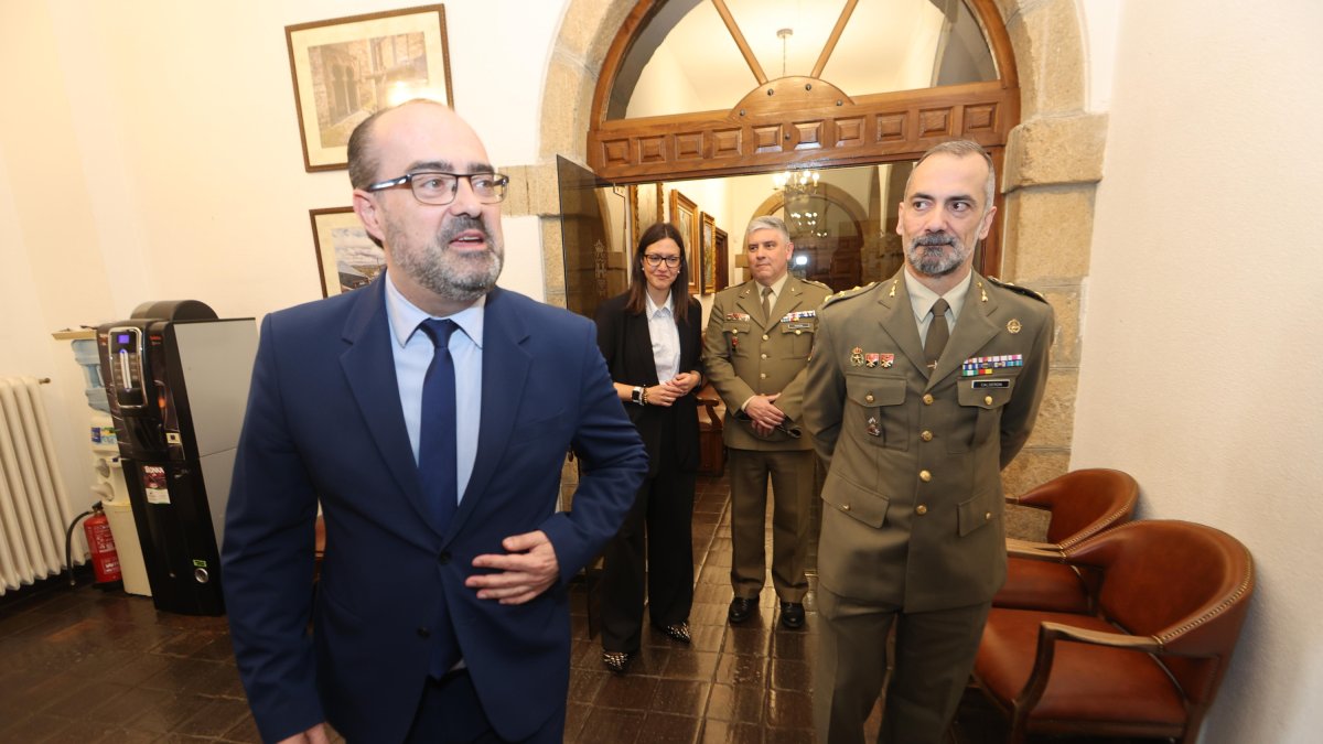 El alcalde de Ponferrada y el coronel jefe del Ralca 63, en la presentación del acto de jura de bandera.
