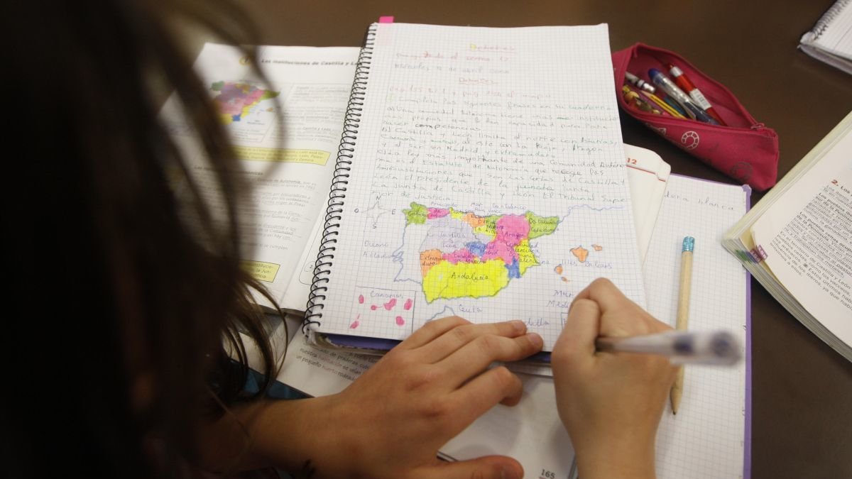 Clases de apoyo escolar a menores de familias desfavrecidas.