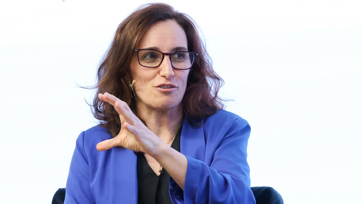 La ministra de Sanidad, Mónica García, durante la segunda jornada de la V edición del foro ‘Fondos Europeos’ de elDiario.es, en El Beatriz Madrid, a 28 de marzo de 2025, en Madrid (España).