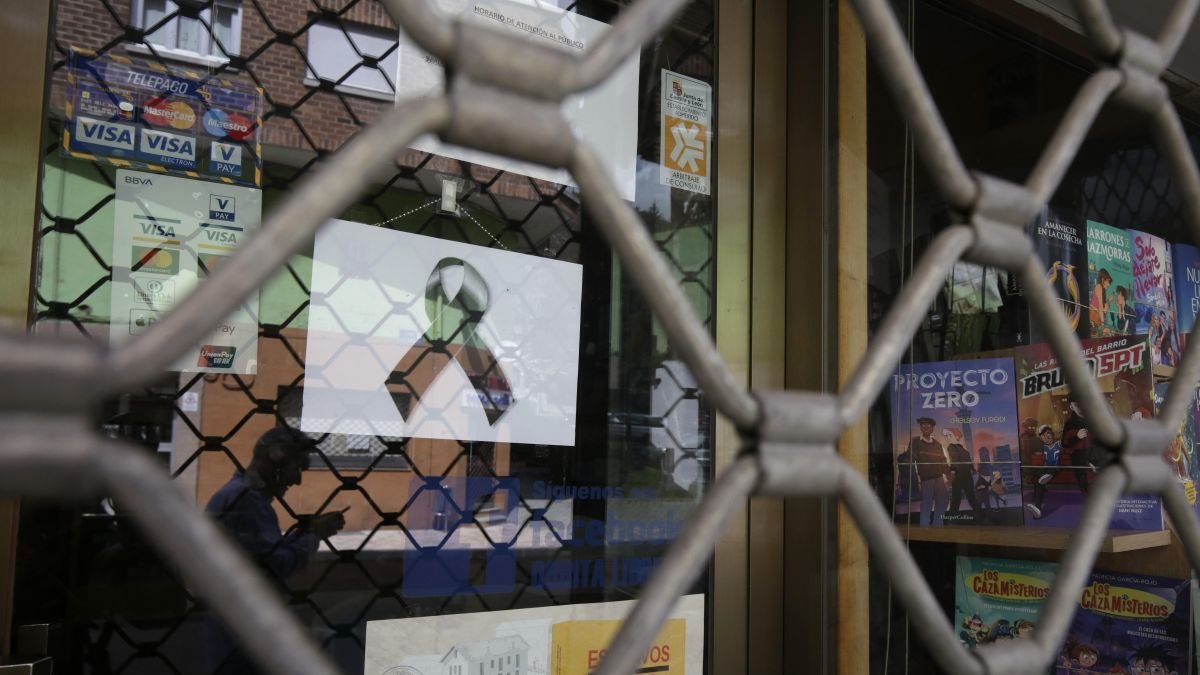 Comercio cerrado en Villablino el jueves durante el funeral por cuatro de los mineros.