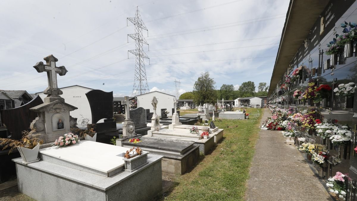 En Fuentesnuevas urgen ampliar el cementerio y los que no tienen nicho tienen que llevar a su ser querido a Montearenas. Regina Gancedo, José Antonio Cartón y Andrés Gabella, ayer en rueda de prensa.