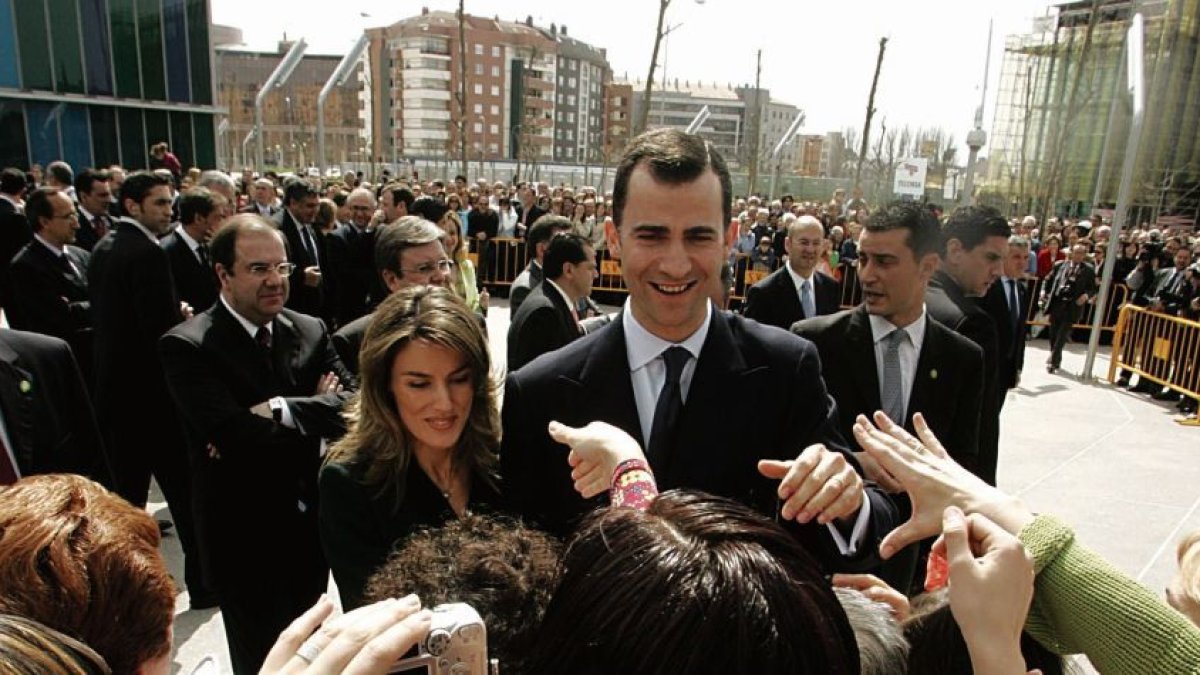 Los entonces Príncipes de Asturias a su llegada al Musac, el 1 de abril de 2005.