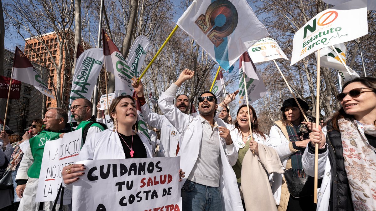 Decenas de personas durante una concentración de los sindicatos médicos frente al Ministerio de Sanidad, a 13 de febrero de 2025, en Madrid (España).