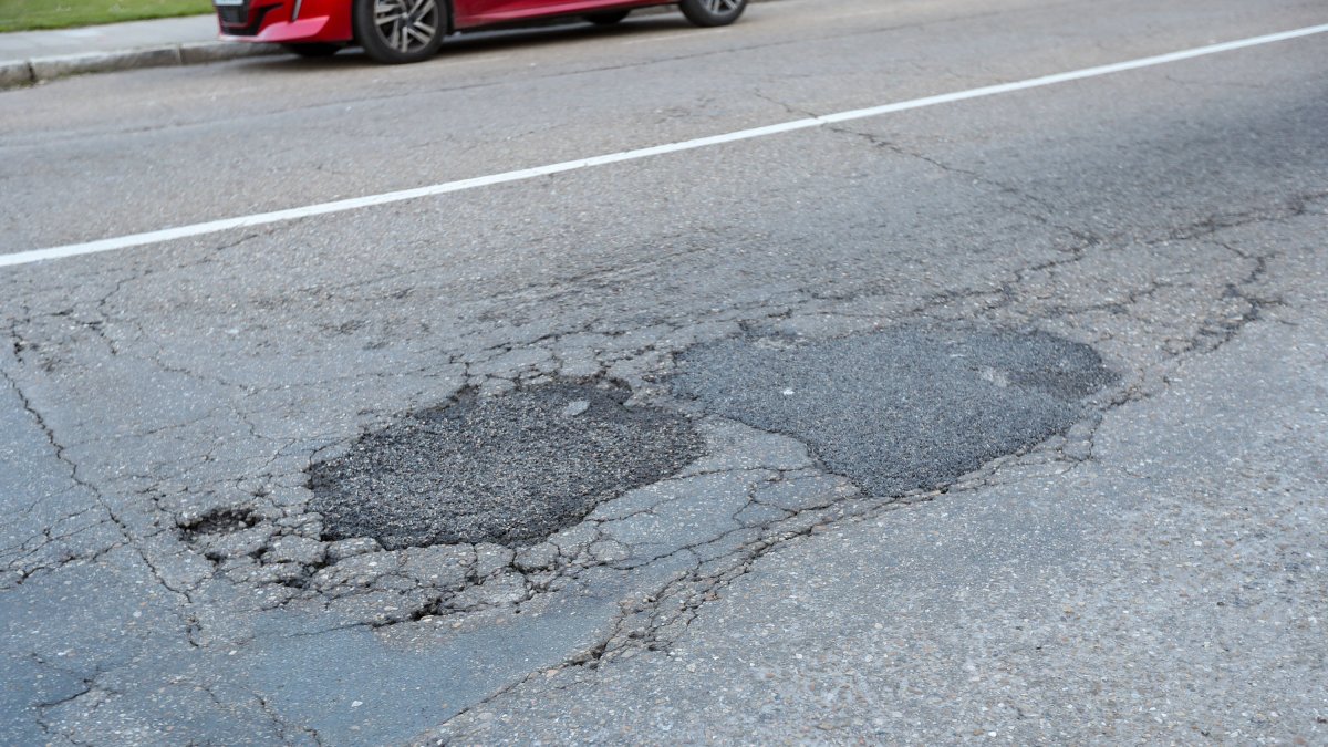 El paseo de Salamanca, en el tramo que va desde el campo de fútbol del Pinilla hasta rebasar el puente de San Marcos, anima a contar los baches.