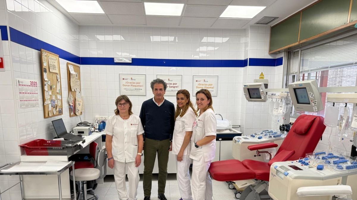 Miguel Ángel Ortiz de Valdivielso con parte de su equipo del Chemcyl.