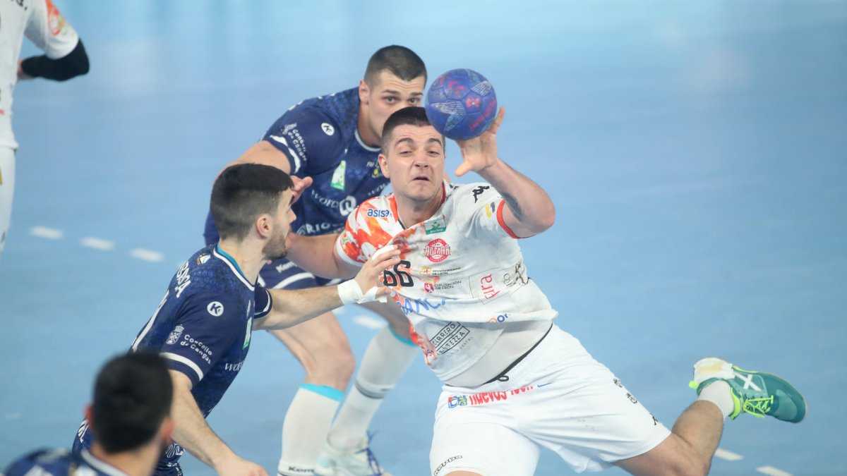 Edu Fernández volvió a ser uno de los mejores del Ademar, que venció al Cangas 38-36.