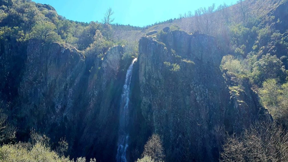 La cascada de San Pedro Mallo baja a resbosar