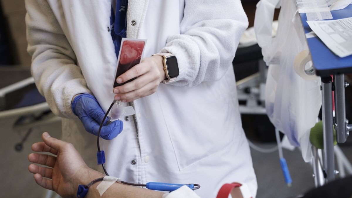 Una persona dona sangre.