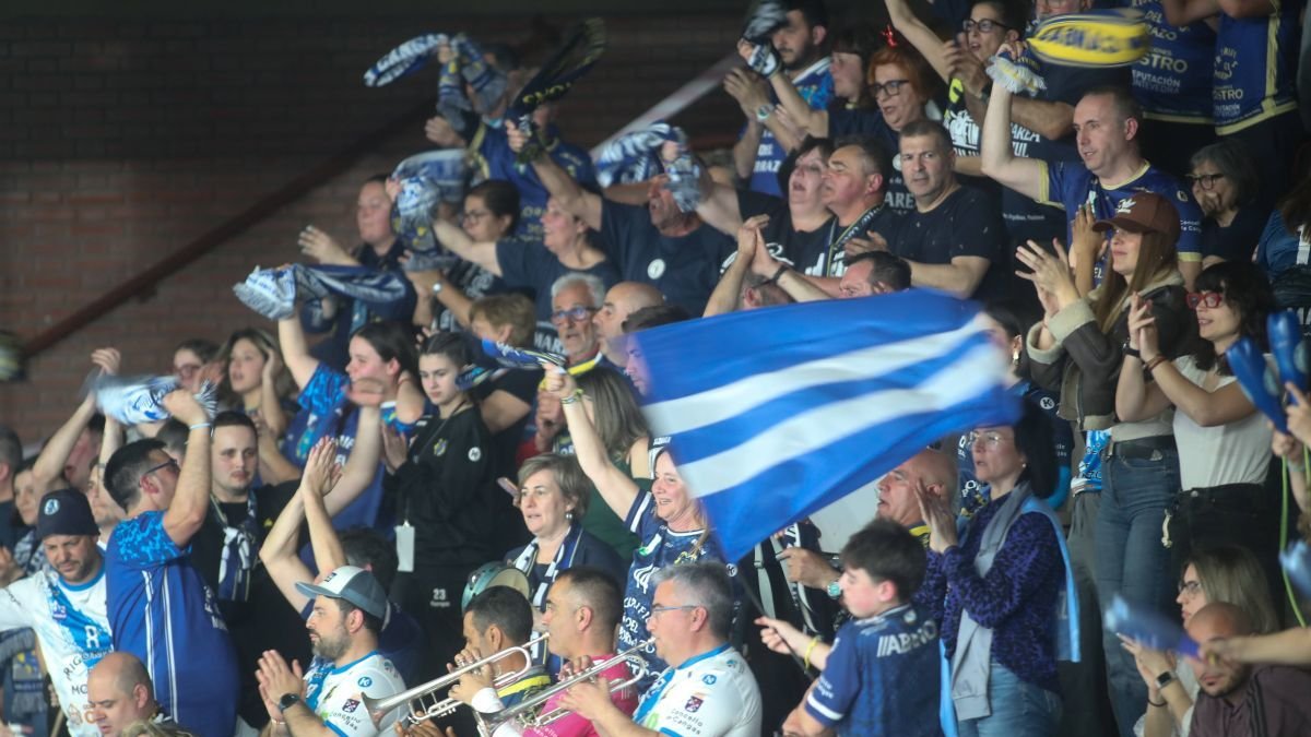 La afición del Cangas se desplazó en masa a León el pasado sábado e hizo suyo el Palacio.