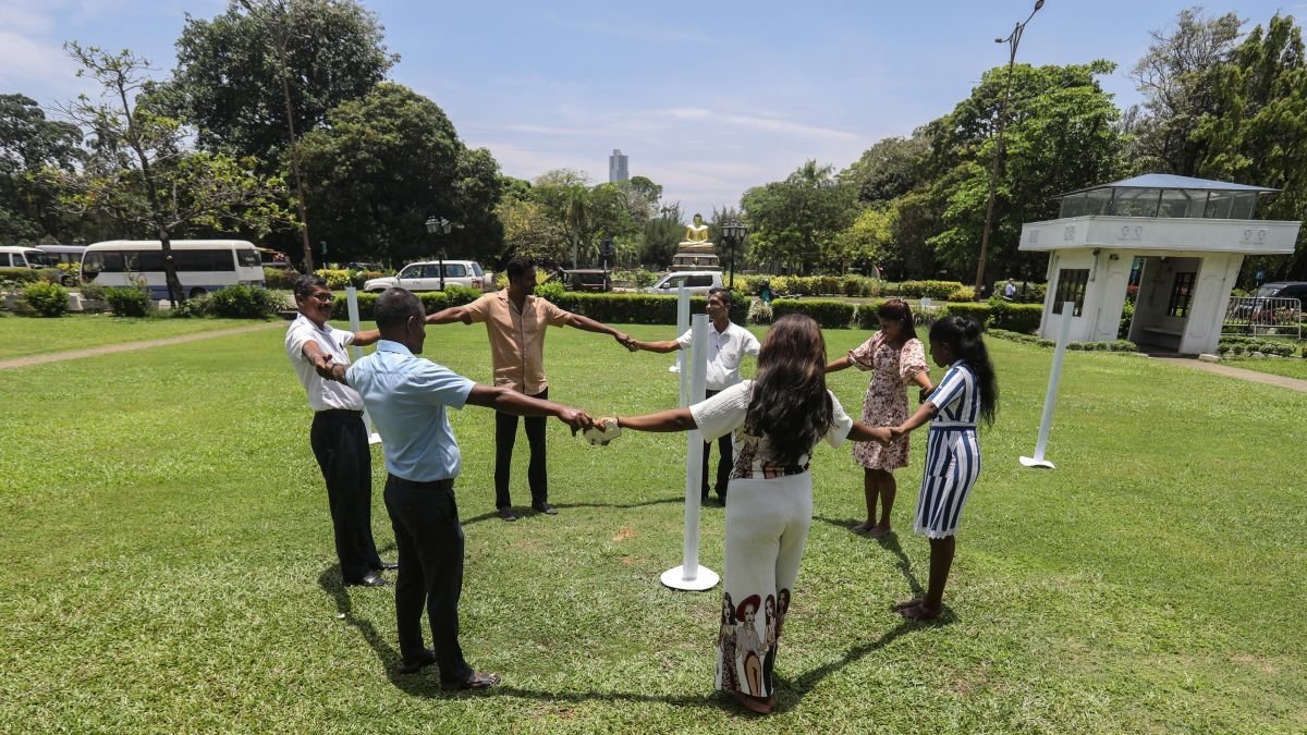 Varias personas en círculo en Colombo, en el 'día sin aombra'.