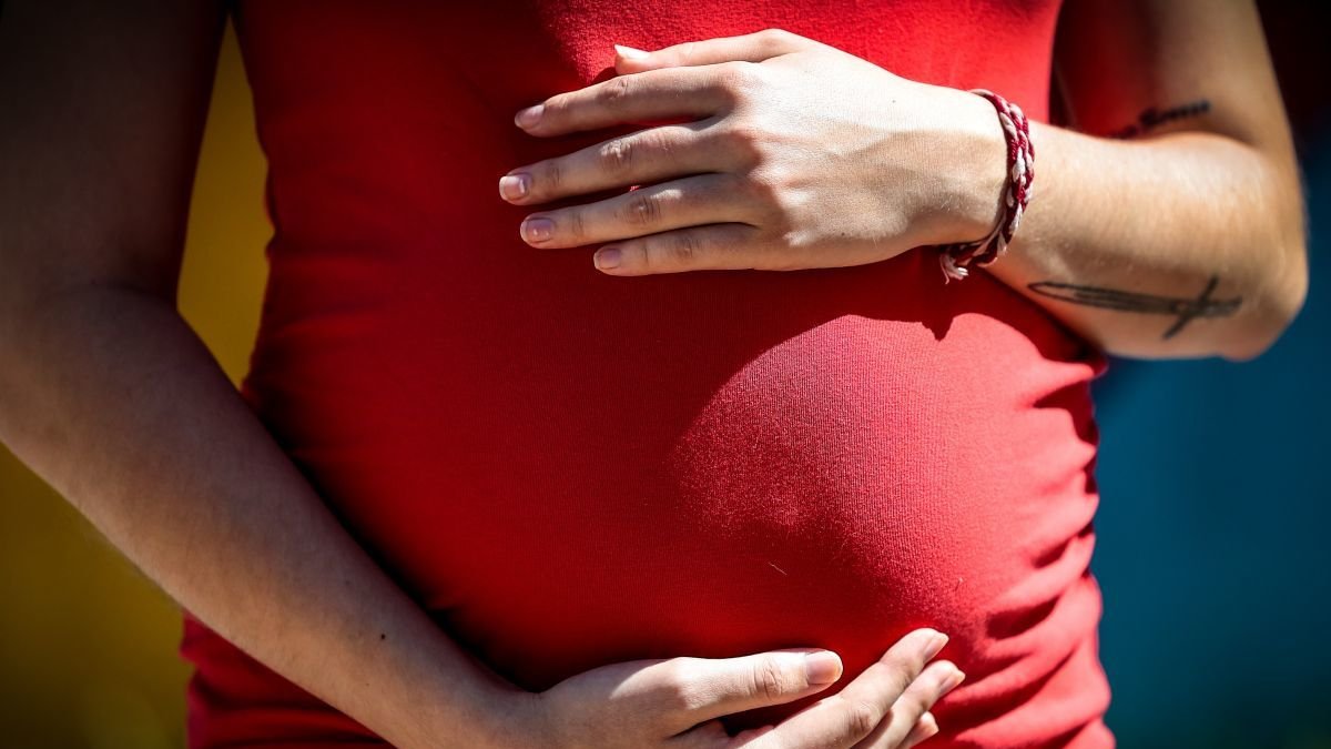 Una mujer embarazada.