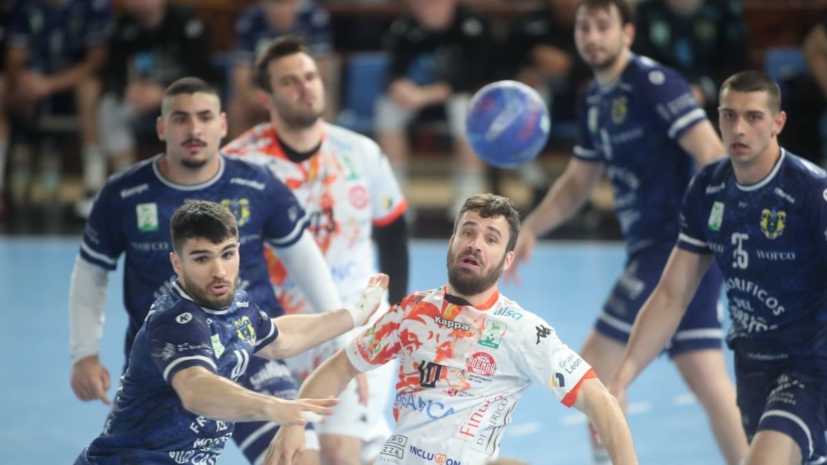 El Ademar tendrá que hacer un partido perfecto para eliminar al Cangas de la Copa del Rey.