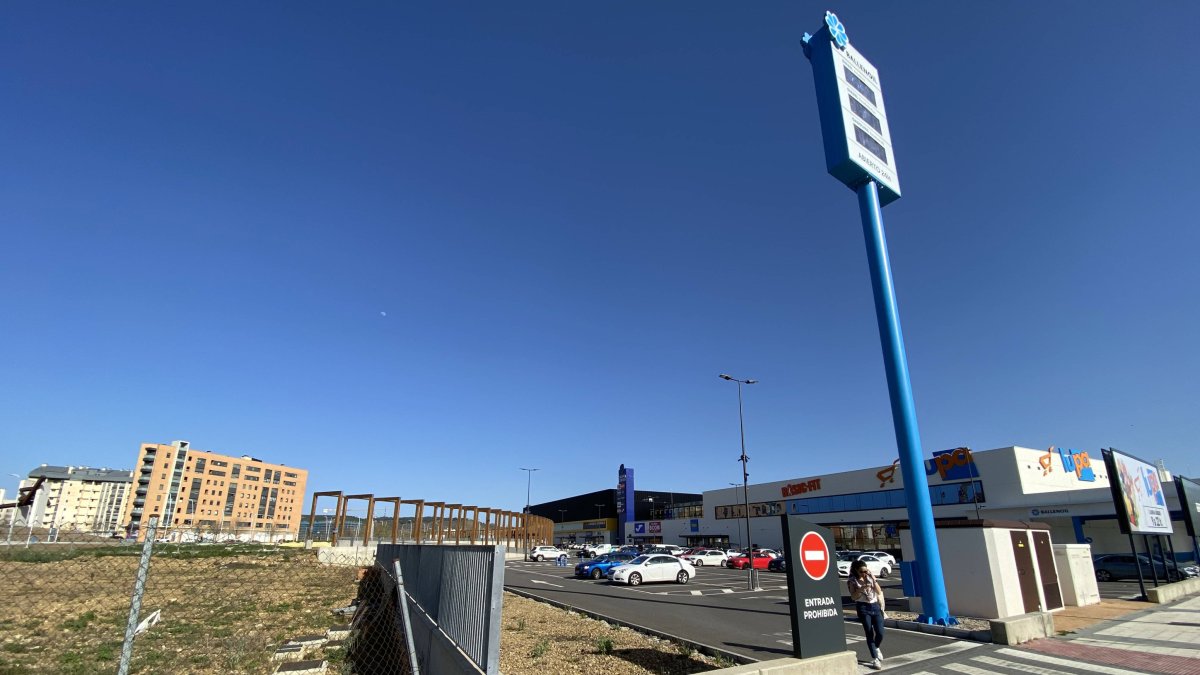 La parcela de La Lastra se vendió en diciembre de 2006, aunque el centro comercial no se empezó a abrir hasta agosto de 2023 tras la compra por parte de otra empresa.