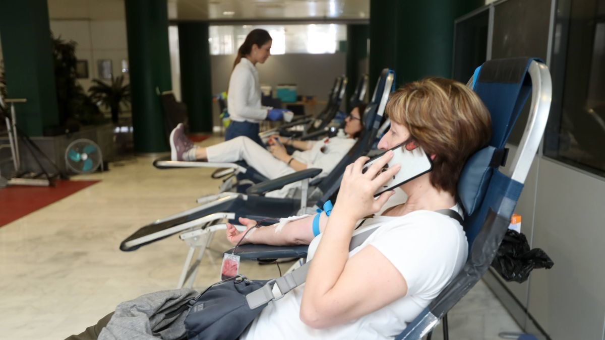 Varias personas donan sangre en la primera jornada del maratón organizado en el Hospital de León.