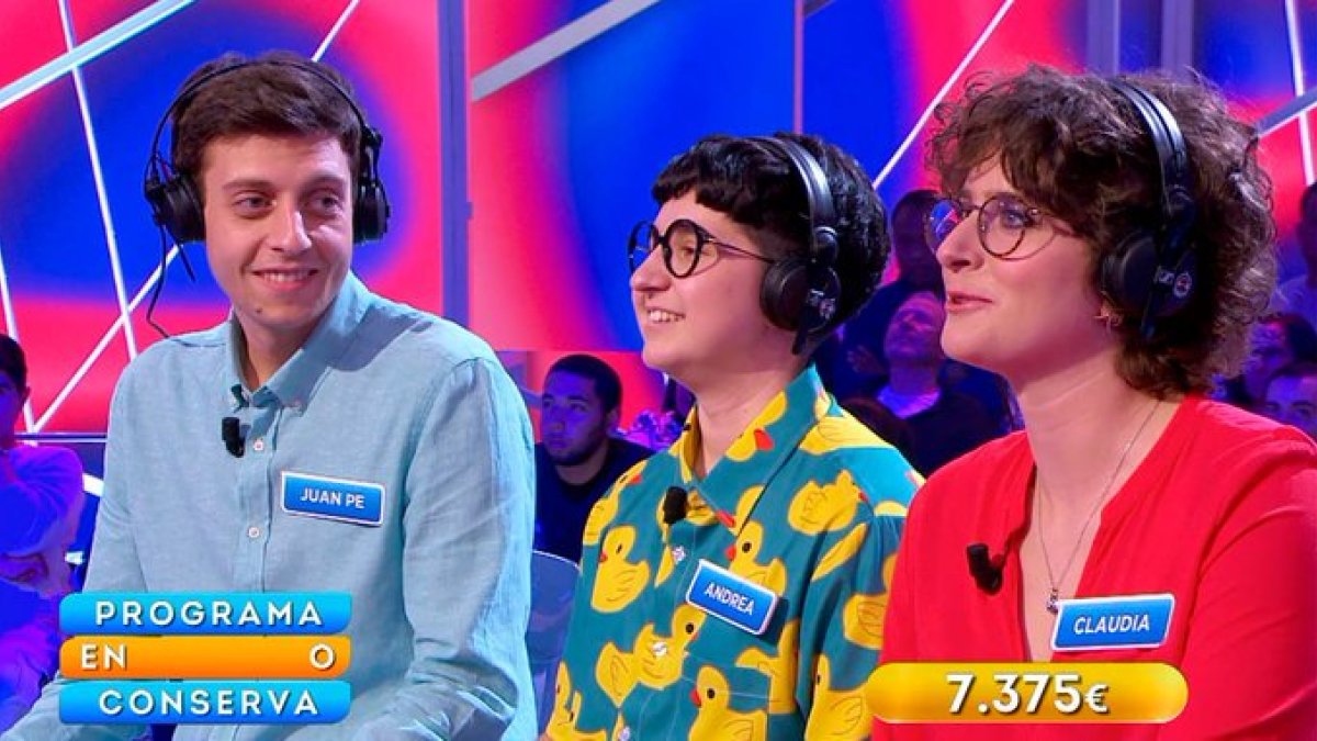 Claudia, primera por la derecha, en Reacción en Cadena