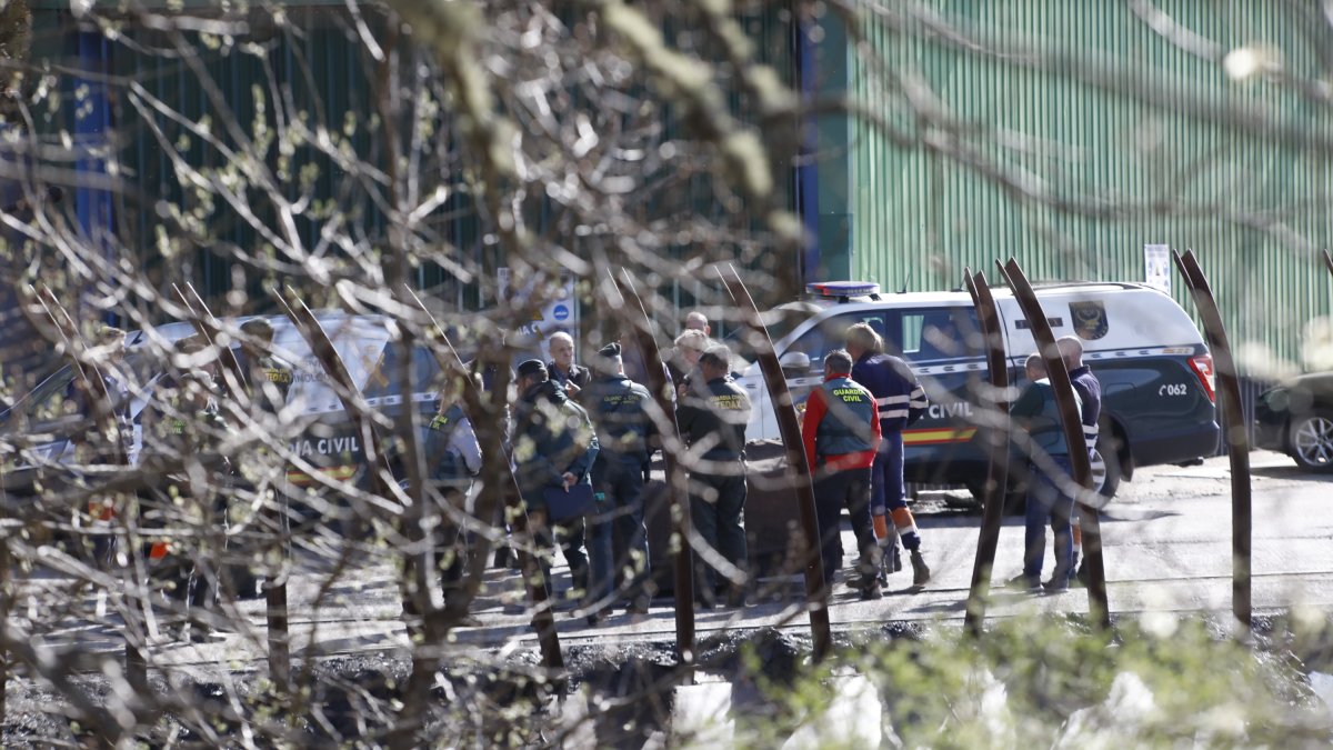 Los equipos de rescate, tras el accidente mortal en Cerredo que ahora se investiga en el Principado de Asturias.