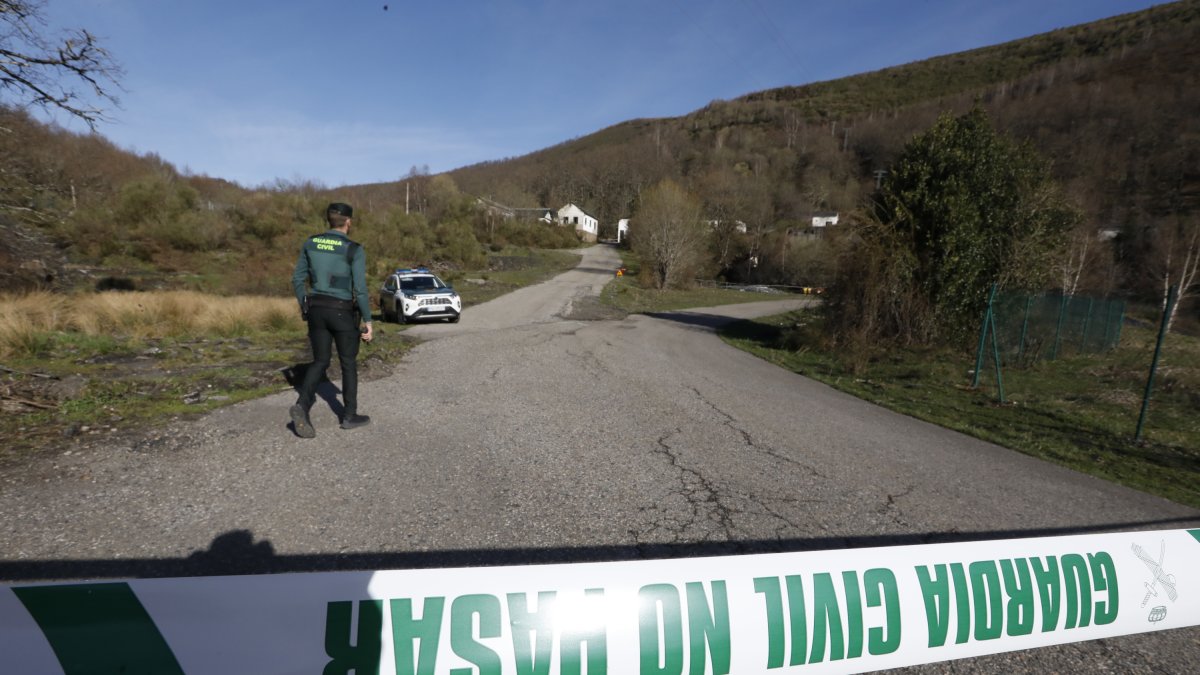 La Guardia Civil impide el acceso a la mina de Cerredo. DL