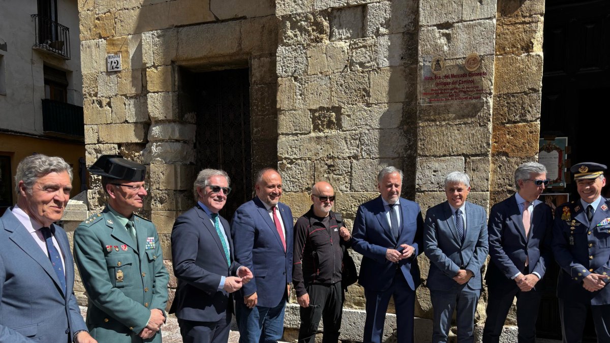 Autoridades en la entrega del título de Personaje Singular de la Semana Santa de León 2025.