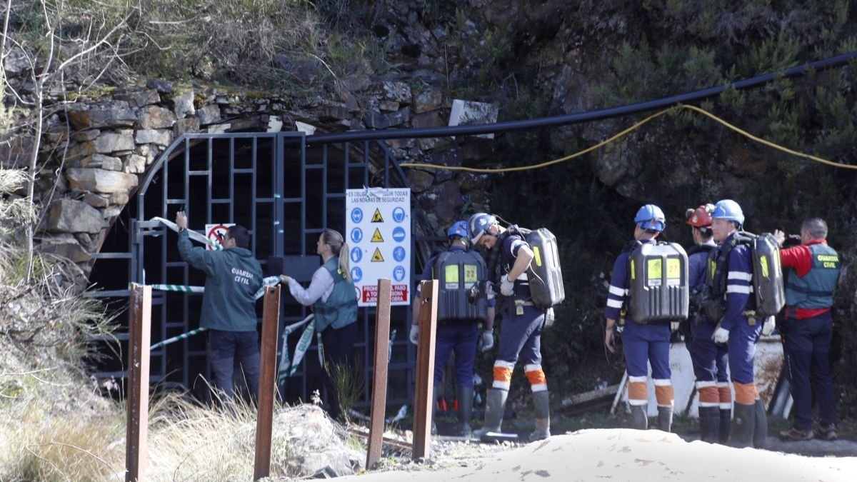 La Guardia Civil retira el precinto a la entrada de la mina para acceder al lugar de la explosión.