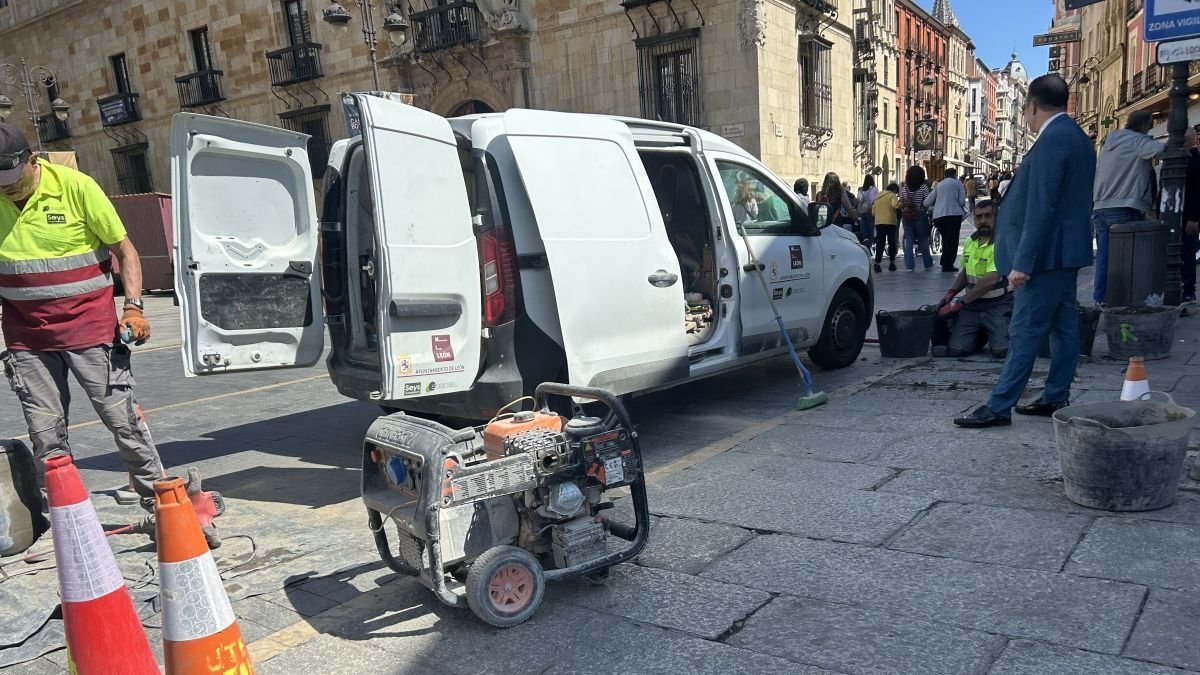 Operarios de la contrata de mantenimiento de la ciudad, este martes en la Calle Ancha