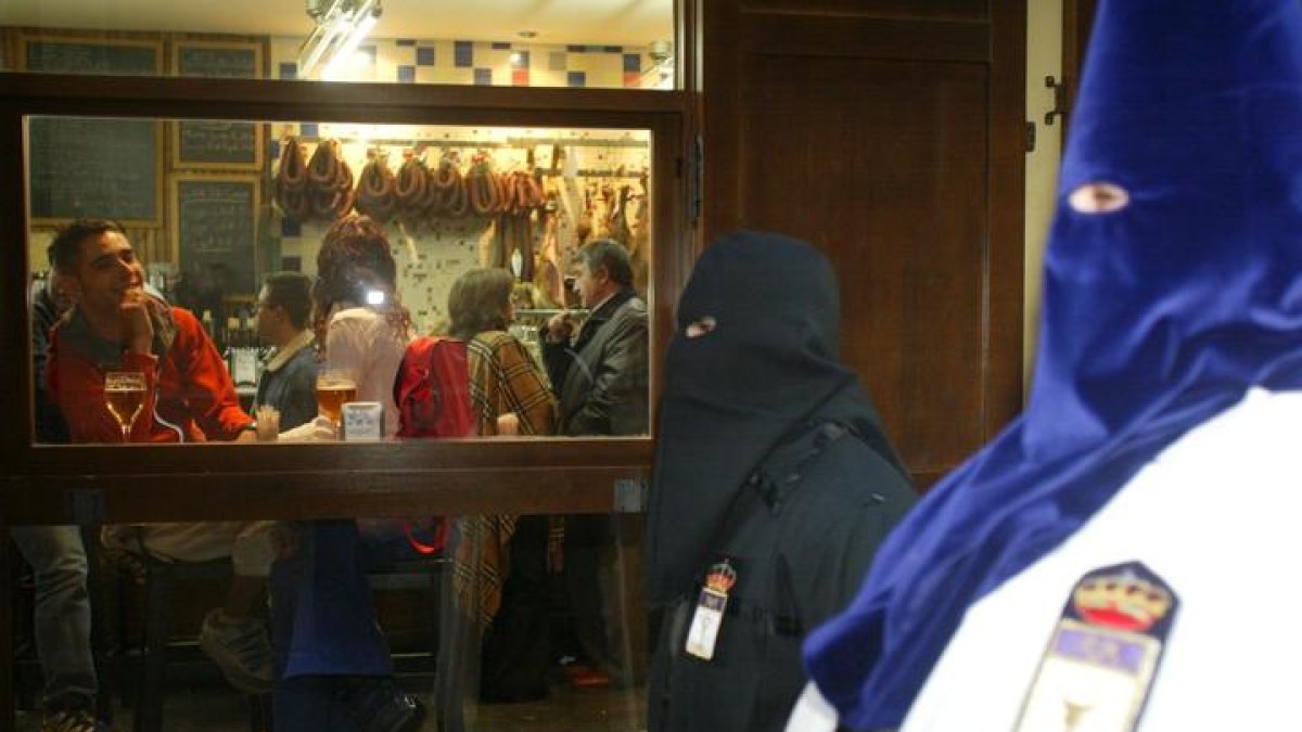Imagen de archivo de una procesión por el Barrio Húmedo de León