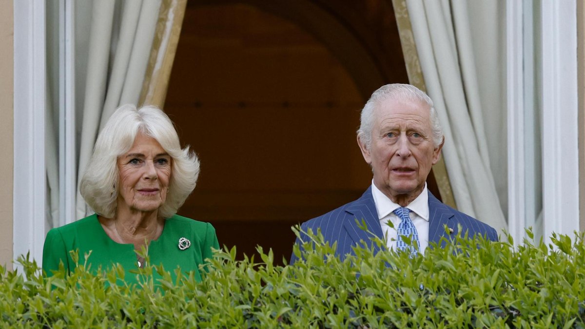 Los reyes del Reino Unido Carlos y Camila, durante un encuentro con la comunidad británica en Roma celebrado este martes en el marco de su visita oficial a Italia. EFE/EPA/Fabio Frustaci