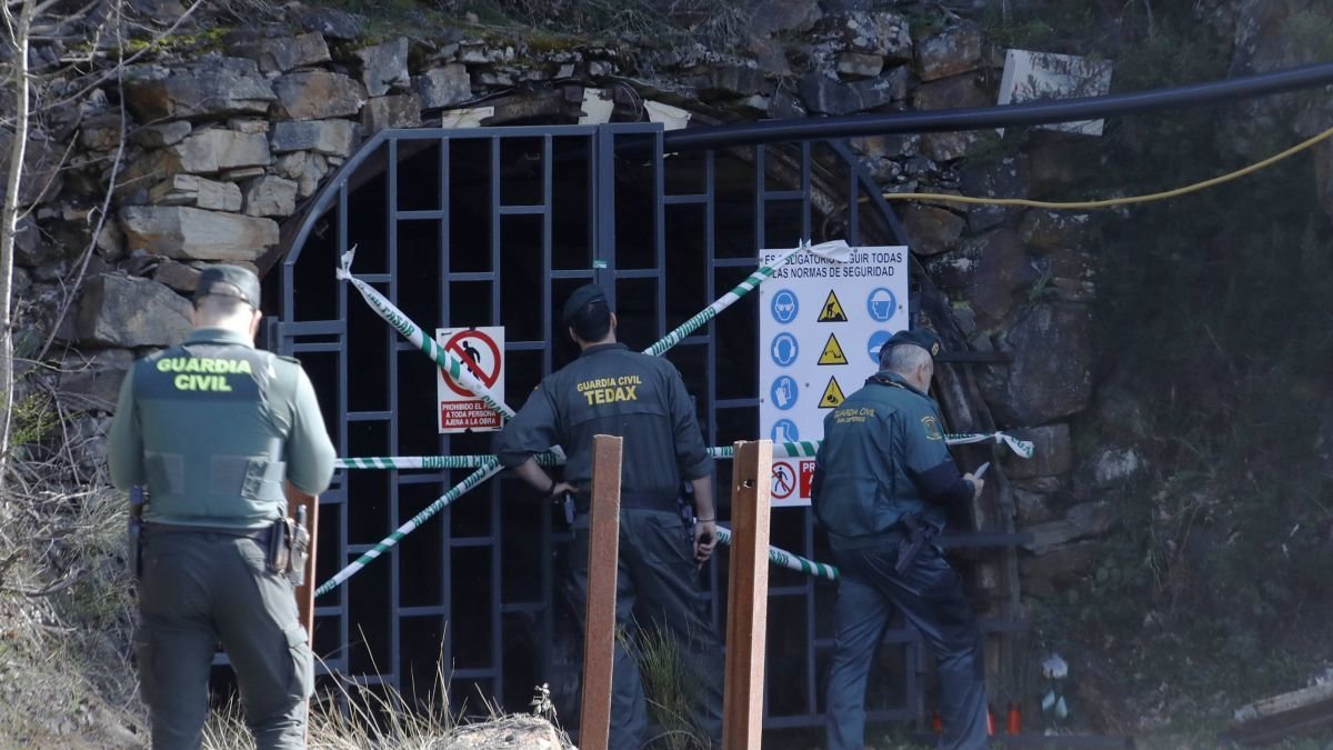 Agentes de la Guardia Civil este martes en la bocamina clausurada.