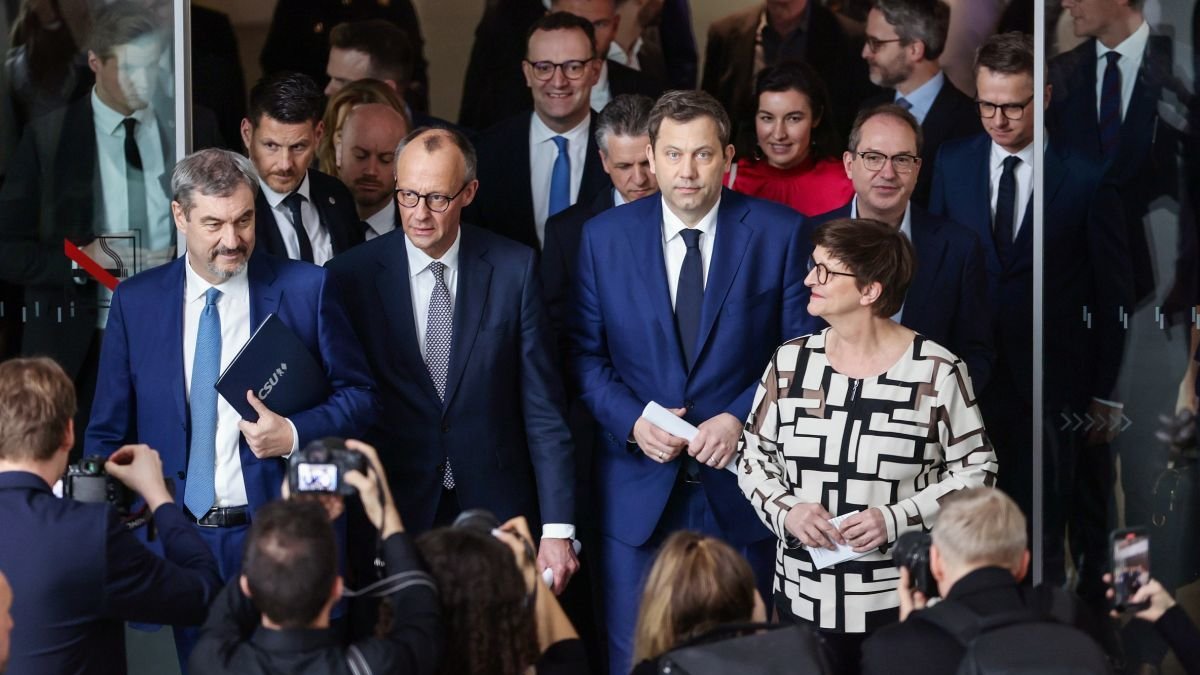 Friedrich Merz (en el centro), ayer, con parte de sus socios en Berlín.