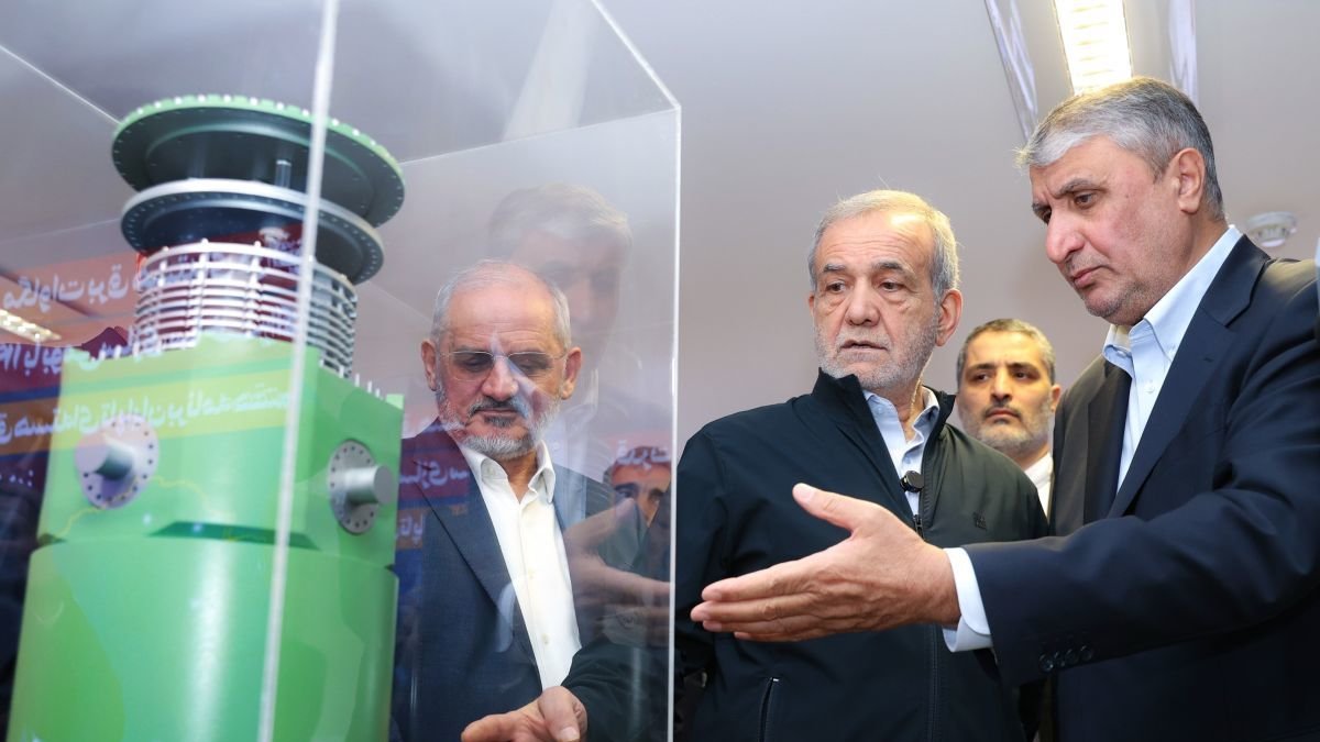 Pezeshkian con el jefe de la Organización Atómica de Irán.