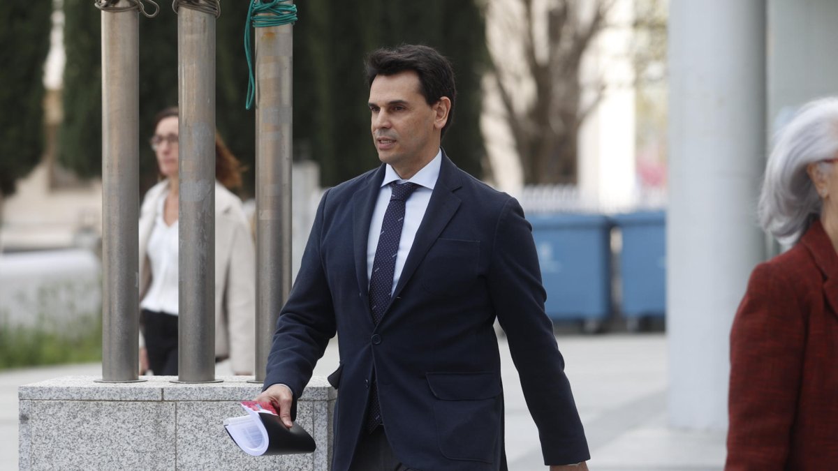 Alberto González Amador, pareja de Isabel Díaz Ayuso, sale de los Juzgados tras declarar este jueves ante la jueza que le investiga por presunta corrupción en los negocios en sus relaciones empresariales con Quirón Prevención. EFE/ Rodrigo Jiménez