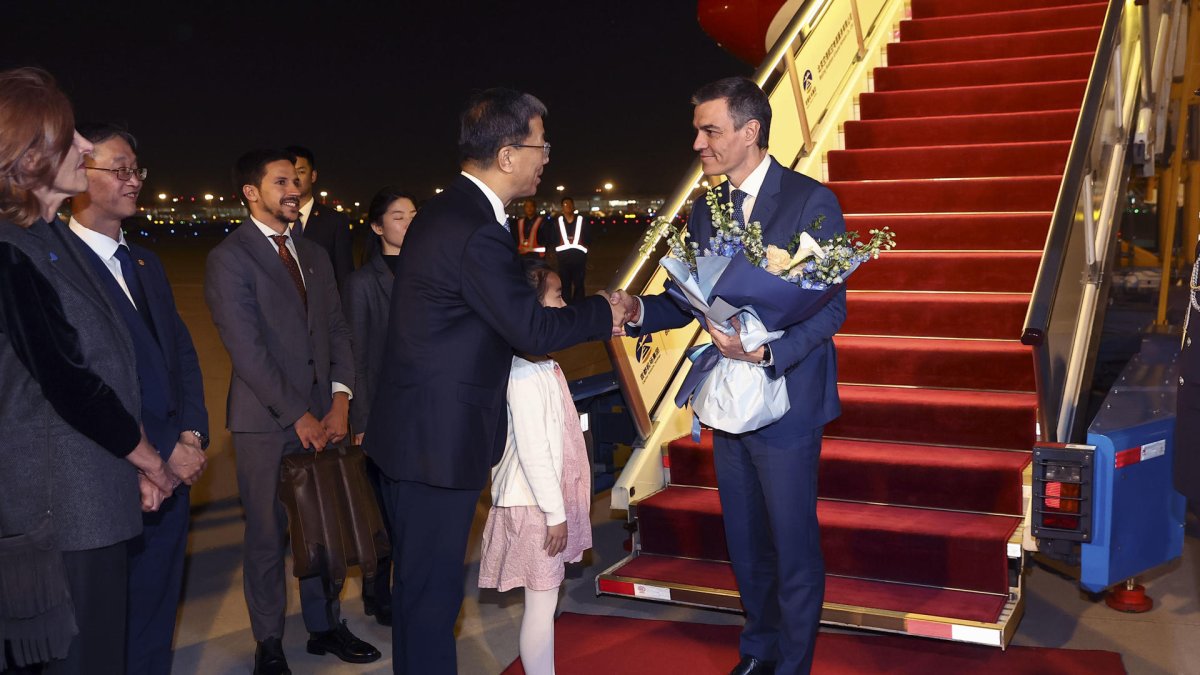 El jefe del Gobierno español, Pedro Sánchez,, llegó este jueves a Pekín.