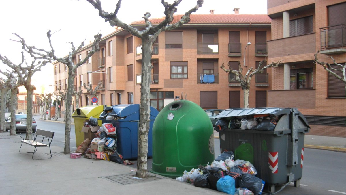 . Contenedores llenos de basura en Astorga