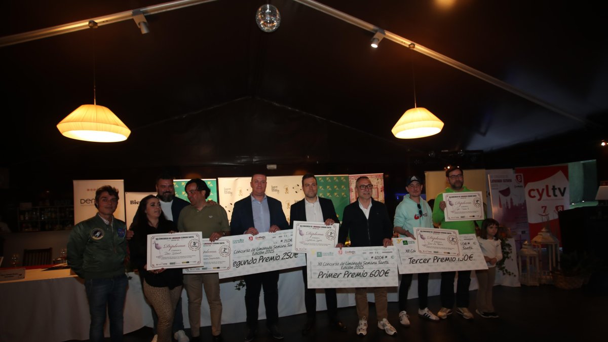 Foto de familia de los premiados en el concurso de limonadas.