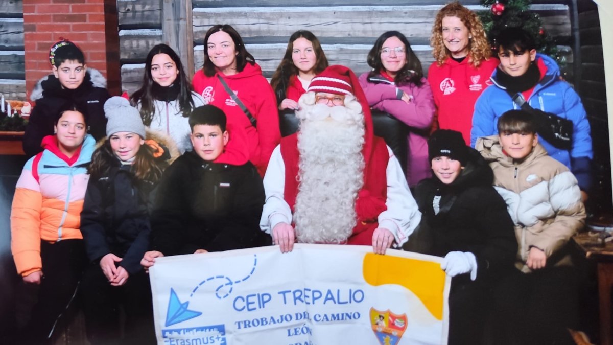 El alumnado del colegio Trepalio, con su directora, posa con Papá Noel.